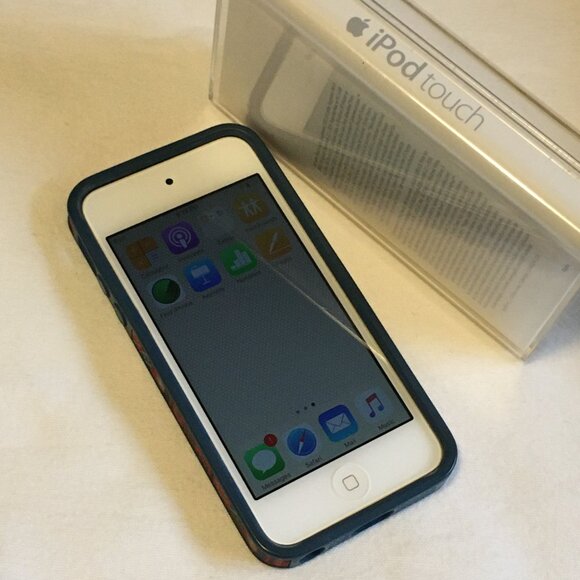 6th Generation iPod Touch 60GB in White With Folksy Print Speck Case - Picture 6 of 13